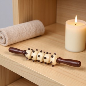 Drewniany wałek do masażu na półce w stylu spa Drewniany wałek do masażu na półce w stylu spa